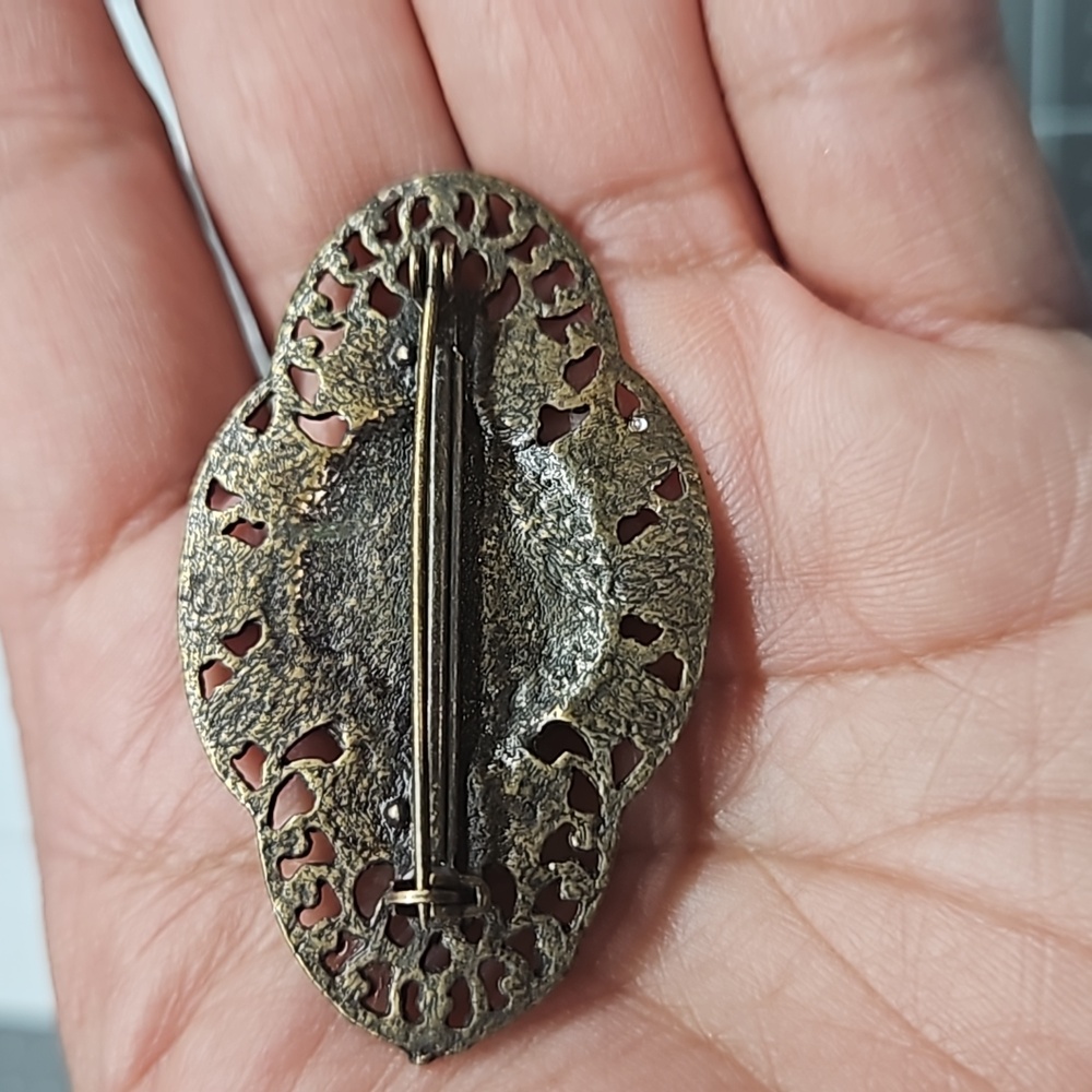 Vintage Brooch with Glass center - Picture 2 of 4